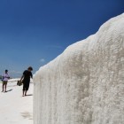 雪のような石灰棚