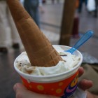 コーンの上に乗らないので、カップにひっくり返されています