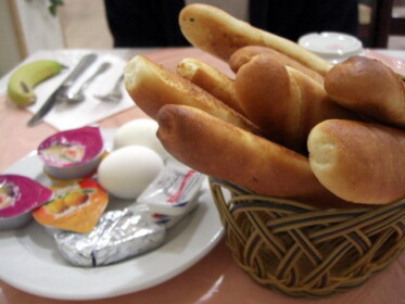 安宿での朝食はこんな感じ