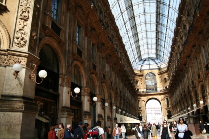 巨大なガラス張りの美しいアーケード