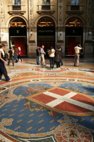 床のモザイク画もきれい