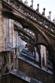屋上の上に登れる