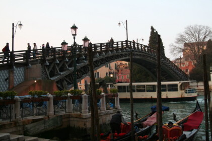 木製のアカデミア橋