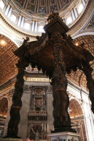 ベルニーニ作のブロンズの天蓋