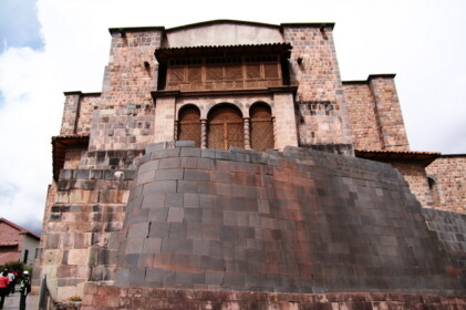 曲線の石組みがお見事