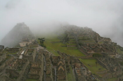 霧の中から徐々に姿を現してくれた空中都市