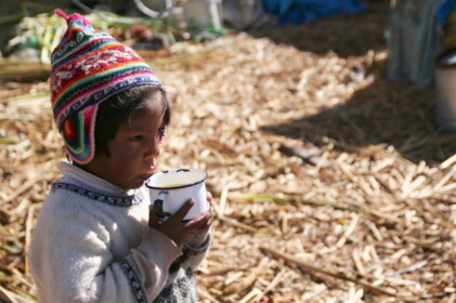 ウロス島の子ども
