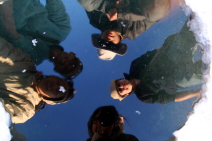 塩湖の穴に映る仲間たち