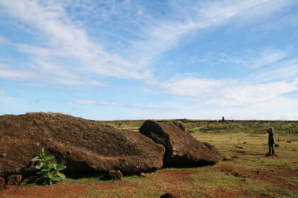 倒れているモアイ像とこーへー