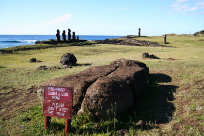うつ伏せのモアイ