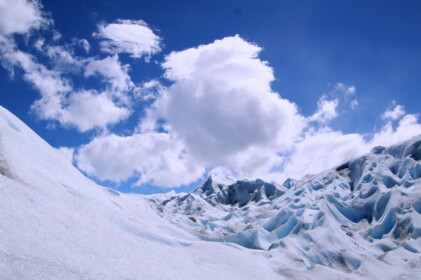 氷河の上を歩くツアー