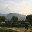 ヨガをしている現地の女性