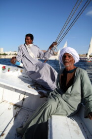 フルーカを操作する若者とおじいさん