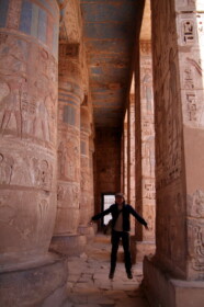 エジプトの神殿で飛ぶ