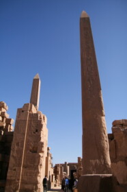 青空とオベリスク