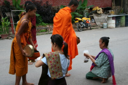 お坊さんの托鉢