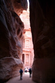 岩の裂け目の向こうに