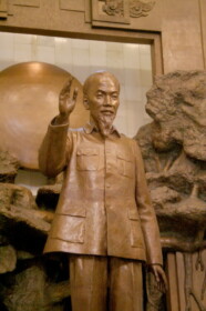 ホー・チ・ミン主席の銅像
