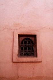 外側に面している窓