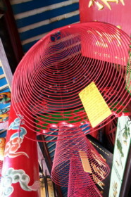 お香の匂いで充満