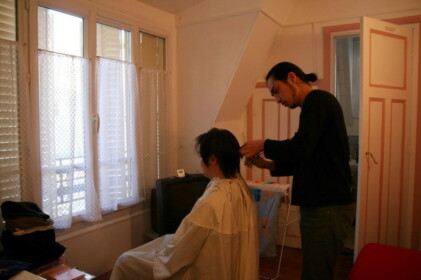 アパートで散髪