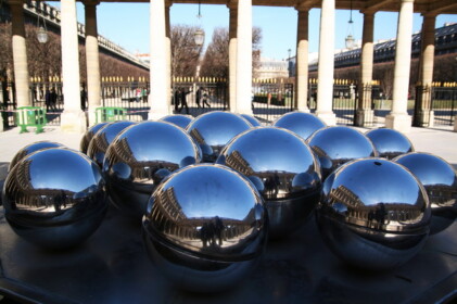 球体に写っている3人