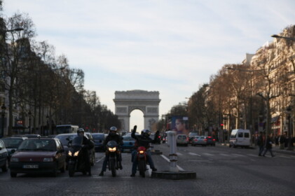 シャンゼリゼ通りとエトワール凱旋門