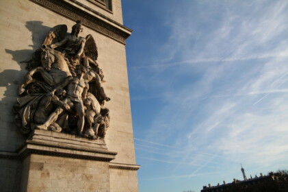 後面右側にある彫刻