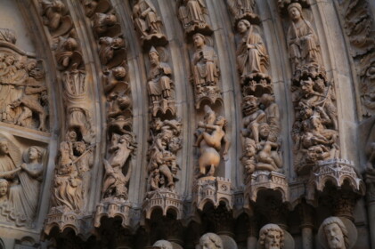 ユニークな正面の彫刻