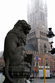 ライオンの石像と鐘楼