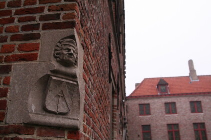 道のあちこちに精密なレリーフが見られます