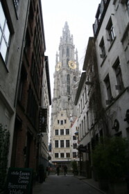 細い道から見たノートルダム大寺院