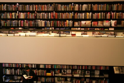 本を選んでいるこーへーと