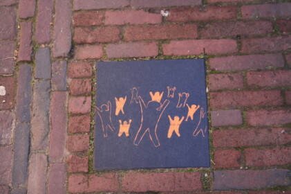 ふと下を見るとかわいい敷石