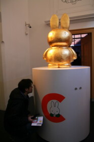 金ぴかのミッフィー