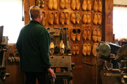 木靴作りが見学できます