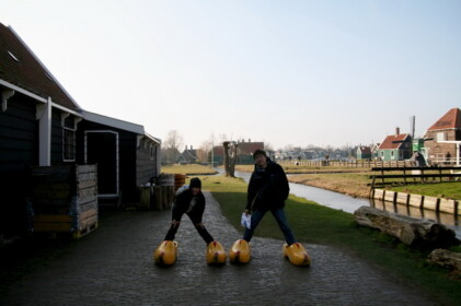 大きな木靴を履いて