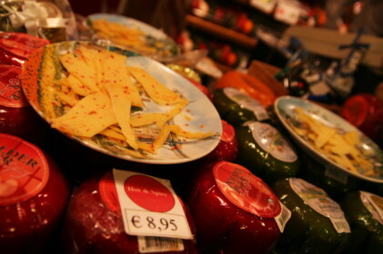 チーズを試食したり