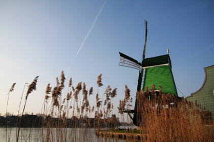 緑の風車と飛行機雲