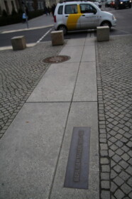 ベルリンの壁の跡を示すライン