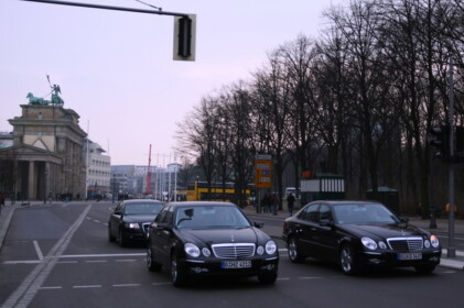 議員の車はやはりベンツ