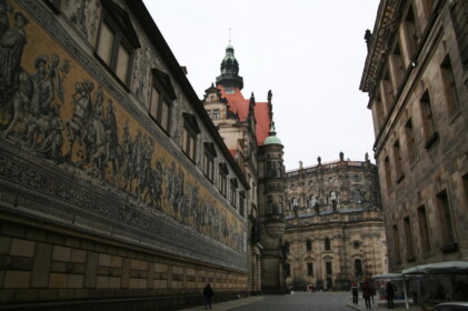 戦災を免れた君主の行列