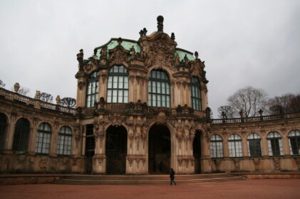 ツヴィンガー宮殿に入るこーへー