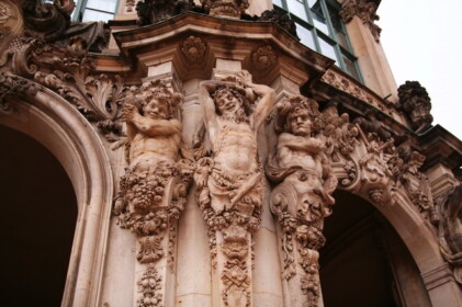 入口のレリーフ