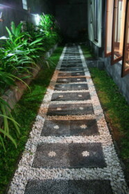 庭につながる通路が可愛い