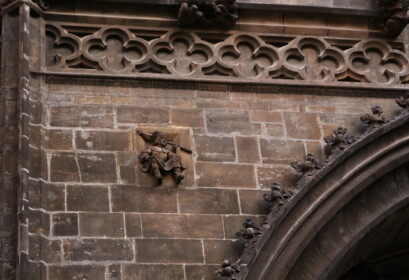 壁に小さい人間が