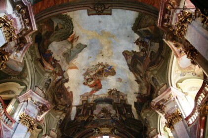 天井のフレスコ画がお見事