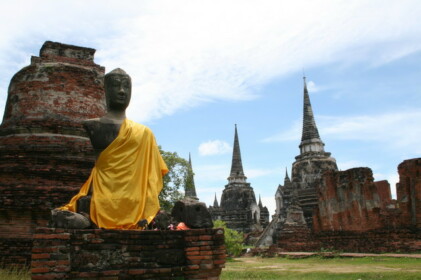 仏像と3つの仏塔
