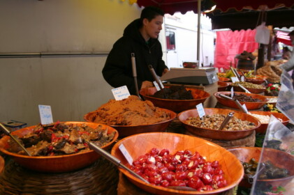 市場でフランス惣菜を購入