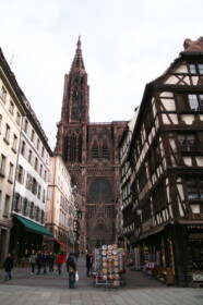 1本だけの尖塔が特徴